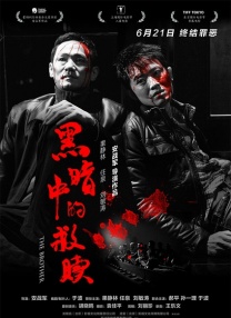 他掀开裙子舌头进去添